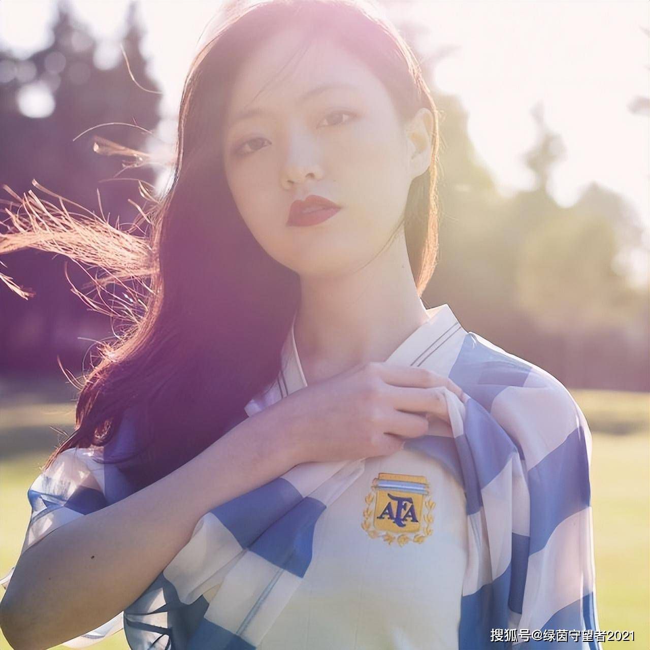 一旁的马岚听到这话，惊讶不已的说：妈呀。